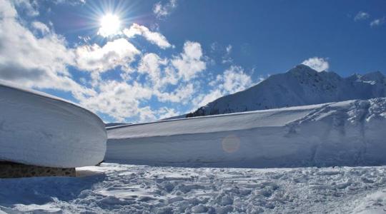 Japán, ahol a tél nem viccel: hófalak és rekordok nyomában