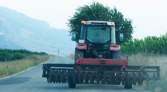 Traktorok, munkagépek, földutak az új KRESZ-tervezet tükrében – ezekre kell figyelniük a gazdáknak