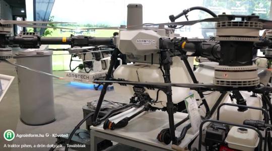 A traktor pihen, a drón dolgozik A traktor pihen, a drón dolgozik
