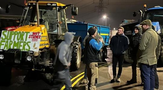 Elképesztő videó: így "tárgyalnak" a brit farmerek a szupermarketekkel +VIDEÓ