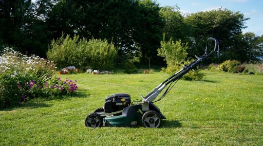 Fűnyíró karbantartás: hogyan készítsd fel a szezonra?