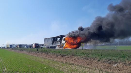 Lángol egy kamion a 86-oson: teljes útlezárás, mindenkit elterelnek
