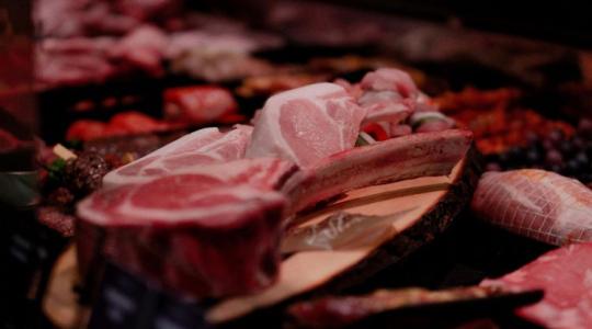 Őrület: Amszterdamban betiltják a közterületi húsreklámokat