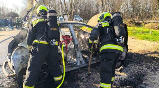 Udvaron gyulladt ki az e-autó: a házat mentették az ócsai lakók