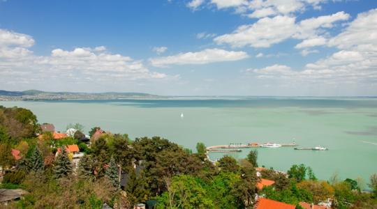 Aggasztó a helyzet: mutatjuk, mekkora eső menthetné meg a balatoni szezont