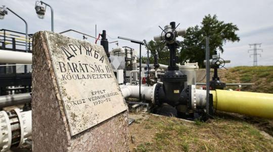 Fordulat: egyelőre mégis maradhat az orosz olaj!