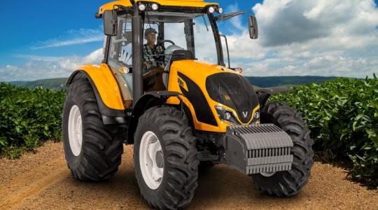 A Q-széria kistestvére megérkezett: kiderült, mit örökölt az A5 a Valtra nagyágyúitól