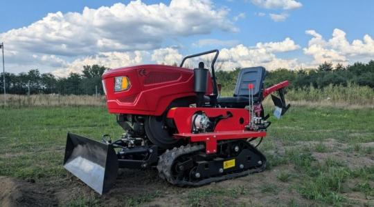 Mulcsozó, eke, árokásó: hogyan fér el egy komplett gépsor egyetlen utánfutón?