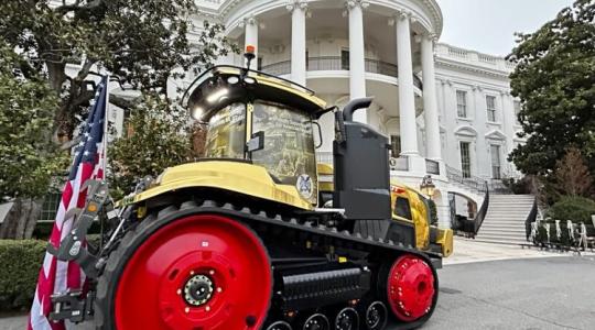 Miért gurult egy arany traktor az elnöki rezidencia elé?