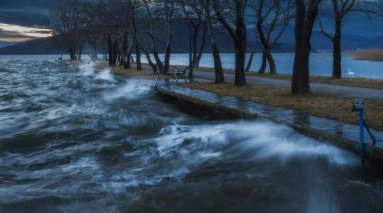 Ez brutális: orkán erejű szél a Balatonnál!