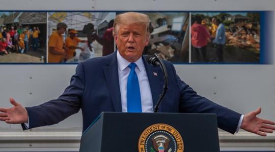 Trump hadat üzent a traktoráraknak és a környezetvédelmi előírásoknak