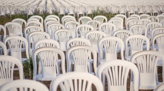 Ettől a trükktől lesz újra fehér az elszürkült műanyag kerti bűtor!