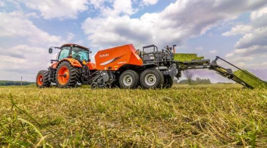 Dupla teljesítmény: Egyszerre két bálát készít az új Kubota gép +VIDEÓ