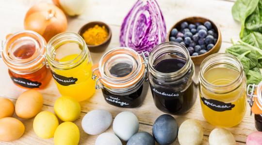 Amit a nagyanyáink még tudtak: a növényi tojásfestés elfeledett fortélyai