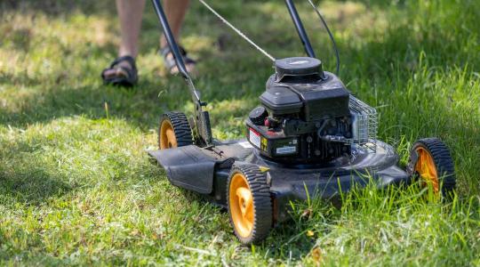 Fűnyíró karbantartás: így induljon jól a szezon