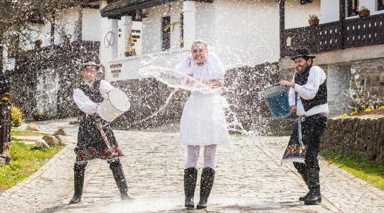 Időjárás: Záporban, viharos szélben is lehet menni locsolkodni