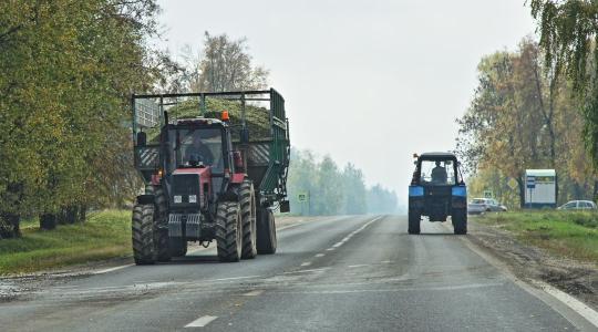 Türelemjáték az utakon: Hogyan előzzük meg a baleseteket a traktoros szezonban?