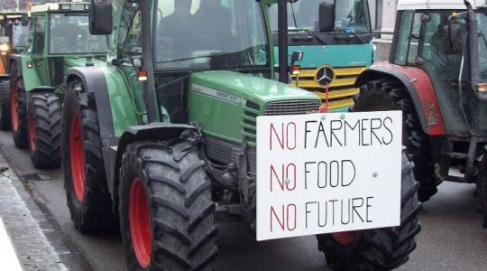 Hadiállapot az ír utakon: A hadsereggel törnék meg a gazdák blokádját