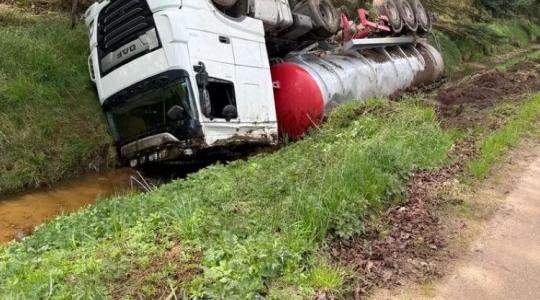 Huszonhétezer liter hígtrágyával borult az árokba