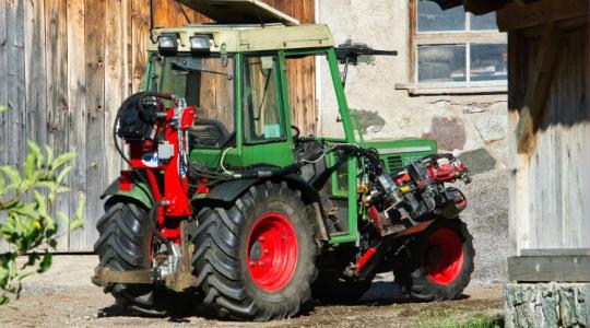 Kirepült a fülkéből a 90 éves traktoros: Mentőhelikopter mentette az életét