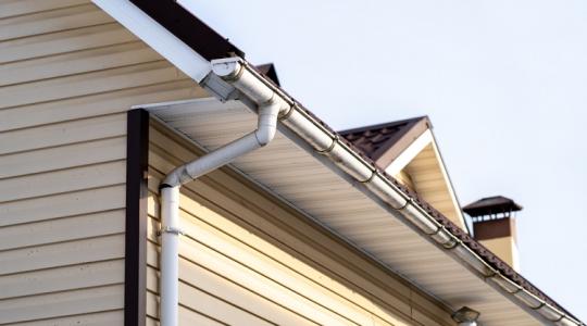 Vigyázz! Büntetés jár, ha így vezeted el az esővizet!