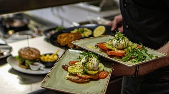 Penész a hűtőben, hiányzó papírok: négy helyet azonnal bezárattak a hatóságok
