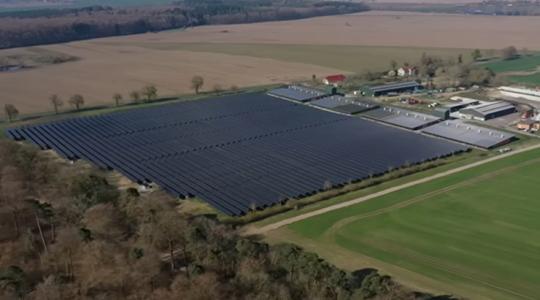 Dupla haszon egy hektárról: tyúkok a napelemek alatt