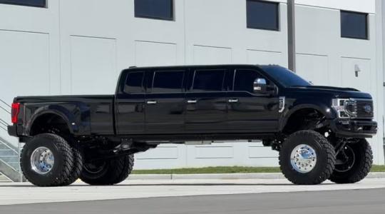 700 literes tank, 11 ülés: na ezt a pickupot se a dűlőútra tervezték