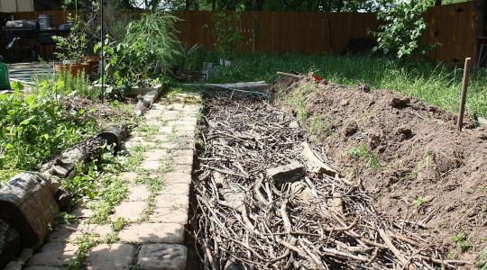 Újra hódít a hügelkultúra: a dombágyás, amely megmenti a talajt