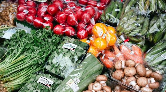 Csillagászati ára lesz a hagyományos műanyag tálcáknak és zacskóknak 