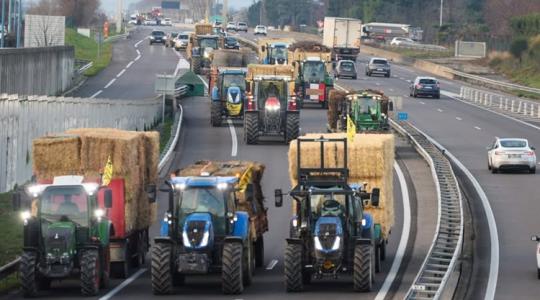 Utcára vonultak a gazdák, azt mondják, elég volt a morzsákból