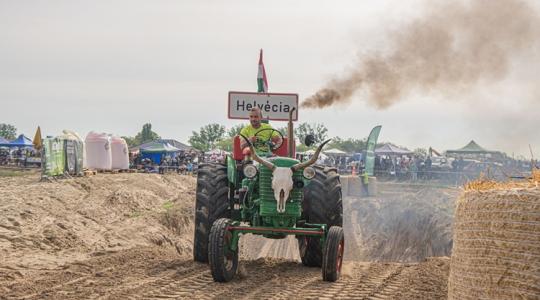 Dübörgő gépcsodák: látványos videón a helvéciai traktoros show