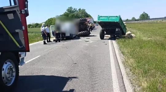 Furgonnal ütközött és felborult egy traktor Kónynál +VIDEÓ