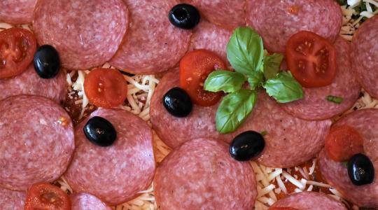 Súlyos vastagbélgyulladást okozhat a visszahívott szalámi – Nehogy fogyassz belőle!