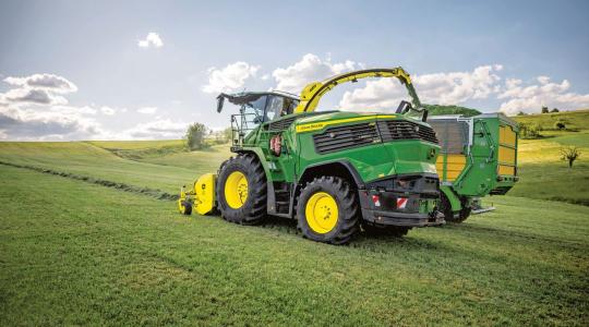 Új F8 és F9 önjáró szecskázógépek a John Deere kínálatában