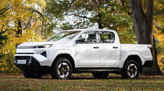 Elektromos lett a Hilux: érkezik a Toyota legendás pickupjának tisztán villanyos változata +VIDEÓ