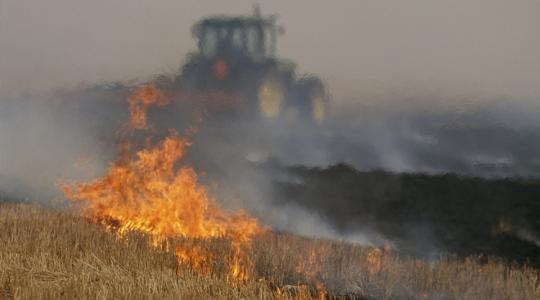 Félelmetes: munka közben gyulladt ki a traktor, máshol kaszálók, bálák égtek