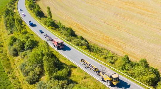 Több mezőgazdasági gép az utakon: a biztonságos előzésre figyelmeztet a kamara