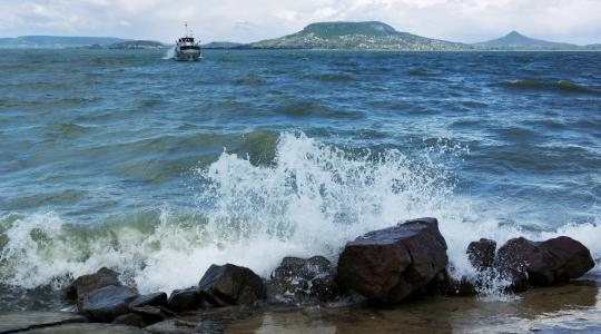 Segélykiáltás a Balatonért: egyszerre több veszély is fenyegeti a magyar tengert