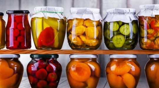 Nagyanyáink dunsztolása vagy a mai zöldség-pesto? Így csap össze a tradíció és az innováció a kamrában
