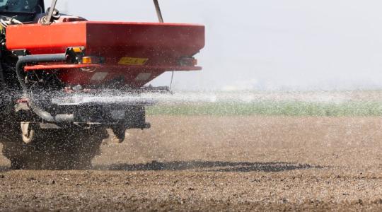 A gazdák megmondták, Brüsszel mégis meglépte: Itt a feketeleves a műtrágyapiacon