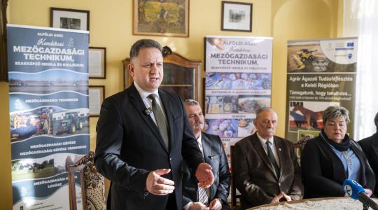 Öntözők a pusztító aszály ellen: gazdák is, diákok is profitálnak a beruházásból