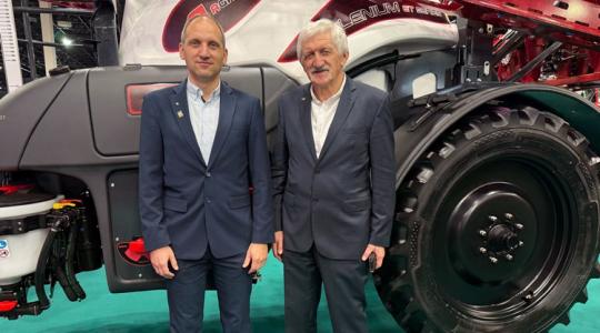 Apáról fiúra: A titok, ami 35 éve sikerre viszi a szegedi gépkereskedő családot