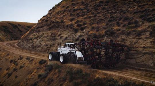 Százezer forint minden egyes óra: A traktor, melynek étvágya a gazdák rémálma +VIDEO