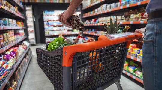 Zöldség, gyümölcs, hús a kosárban: tényleg az egészséges étrend a legdrágább?