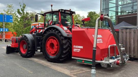 Ez a Fendt nem szántani indul – 4500 liter vízzel veszi fel a harcot a lángokkal