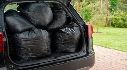 „Csak édesség a gyerekeknek” – mondta, de valami egészen más került elő az autóból +VIDEÓ