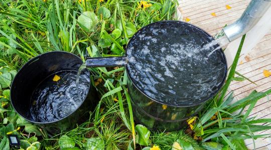 70 ezer liter ingyen víz a tetőről: Te is hagyod a csatornába folyni?